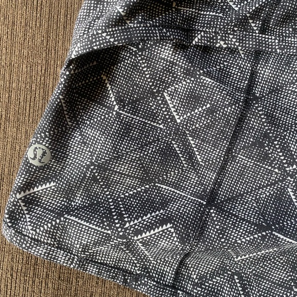 Lululemon Speed Short Size 6, Length 2.5”, Formation Alpine White/Black - Picture 3 of 9